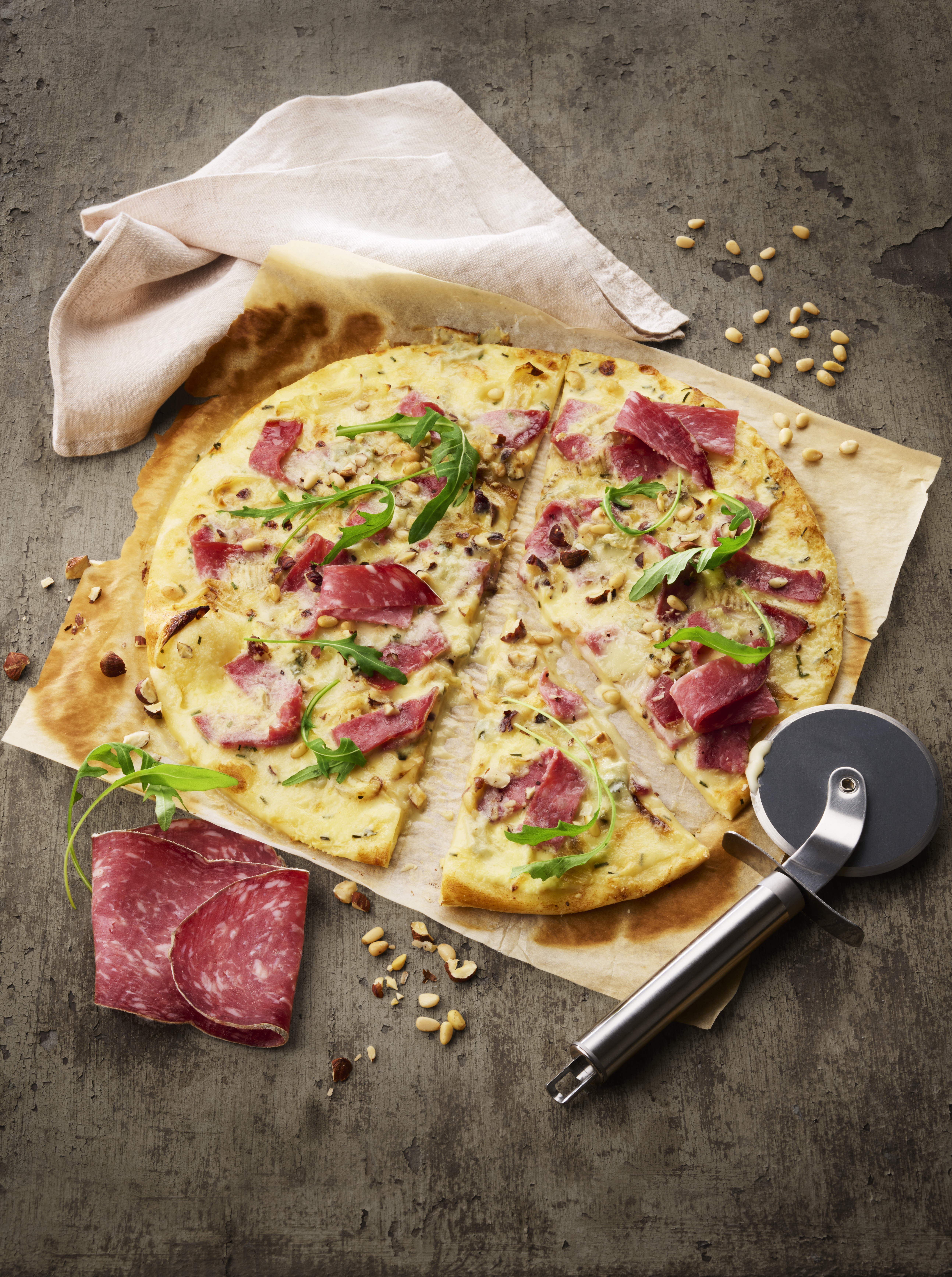 Pizza noisette au gorgonzola et saucisson sec